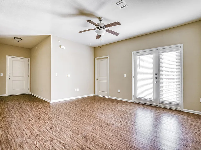 1044 Norwood Park Blvd — Photo 8