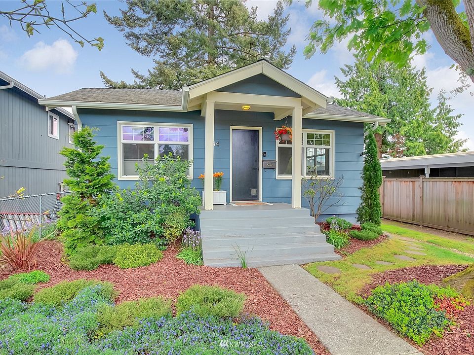 Welcome to this sunny West Seattle Bungalow