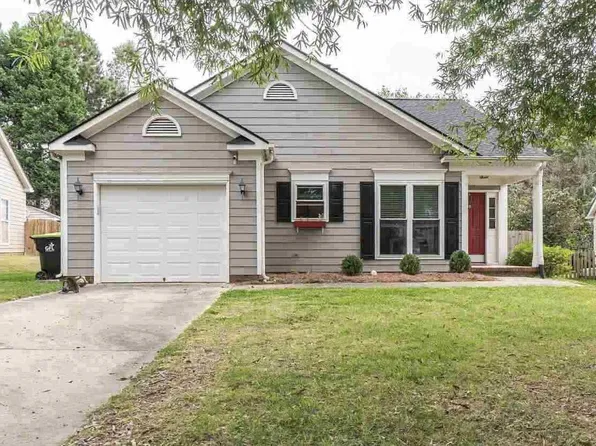 213 Hallwood Ct, Holly Springs, NC 27540