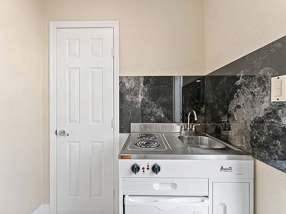 4th image of 2634 Sheridan St #1