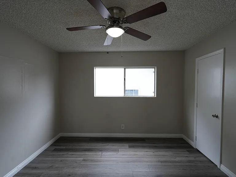457 W Sepulveda St — Photo 23