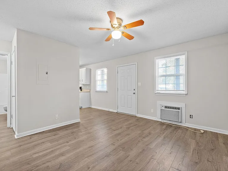 2 Bedroom Pet Friendly Apartment For Rent Near APSU! — Photo 21