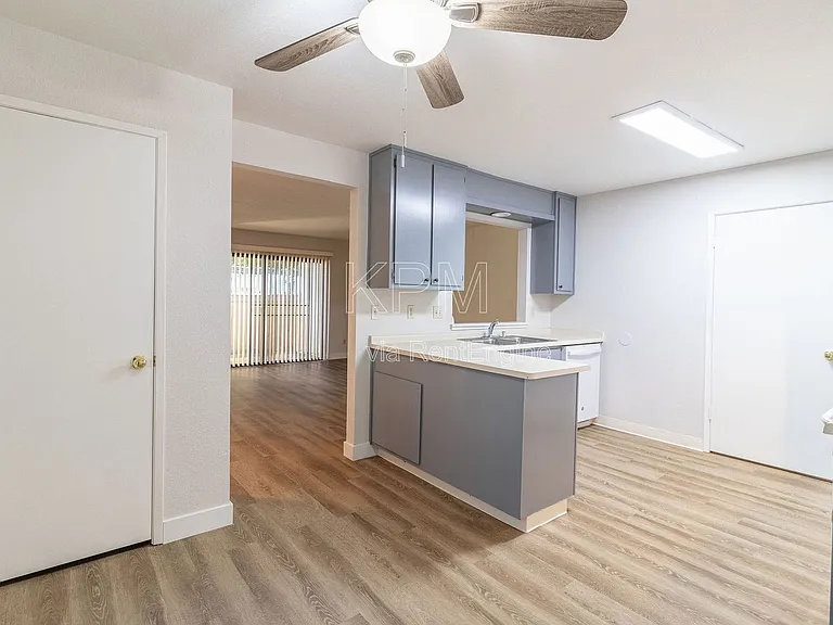 Stamford Court Apartments — Photo 40