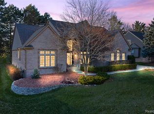 1913 Grayslake Dr, Rochester Hills, MI 48306