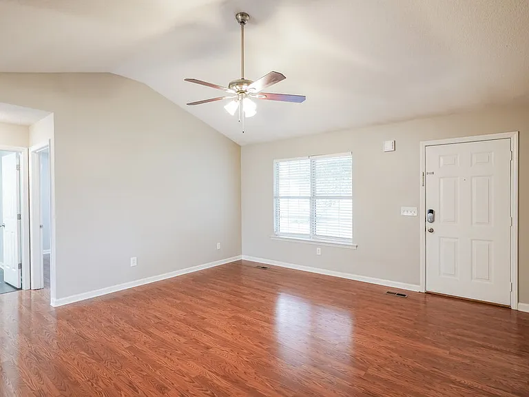 2826 Henderson Ln — Photo 3