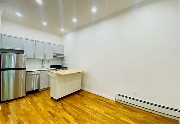 Rented by Mae Equities | media 20