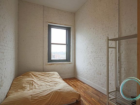 4th image of 239 Banker St APT 3e
