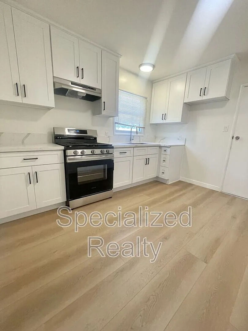 500 Hill Drive — Photo 2