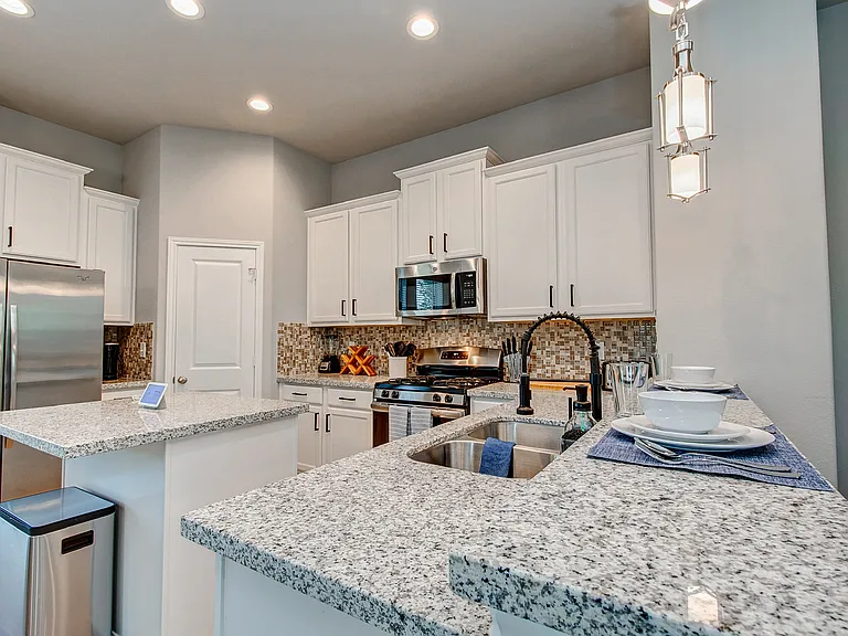 4151 Dupont St — Photo 37