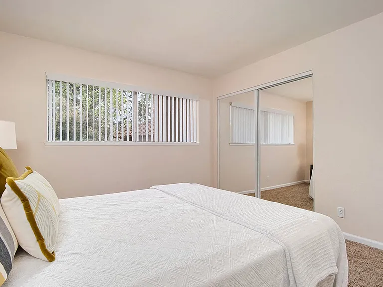 Wilbur Oaks Apartments — Photo 40