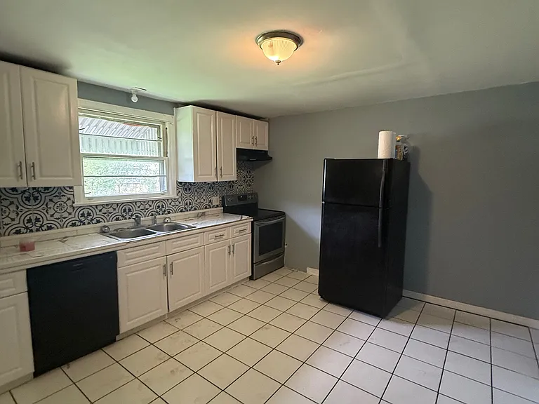 107 Shelley St — Photo 4