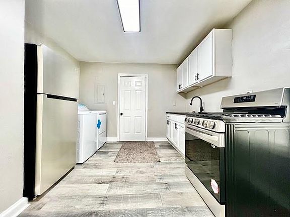 5th image of 511 Emily Pl NW