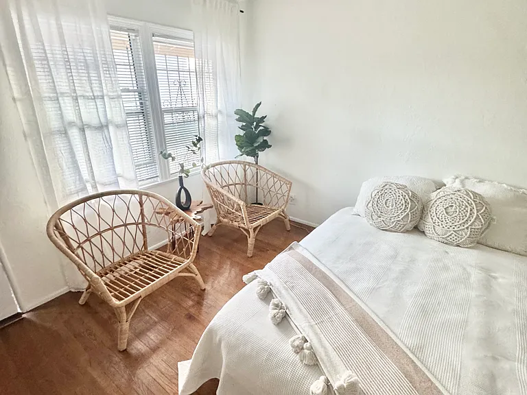1751 Winona Blvd #6 — Photo 3