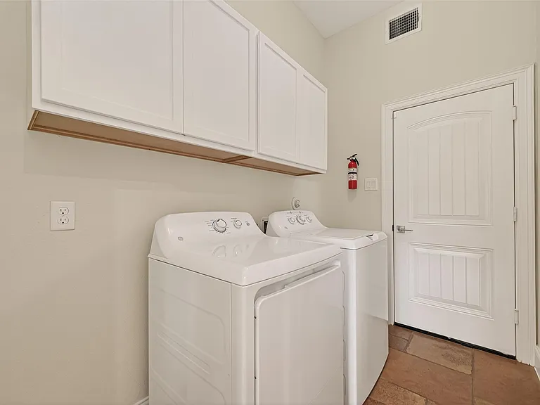 2211 Silverbonnet St — Photo 18