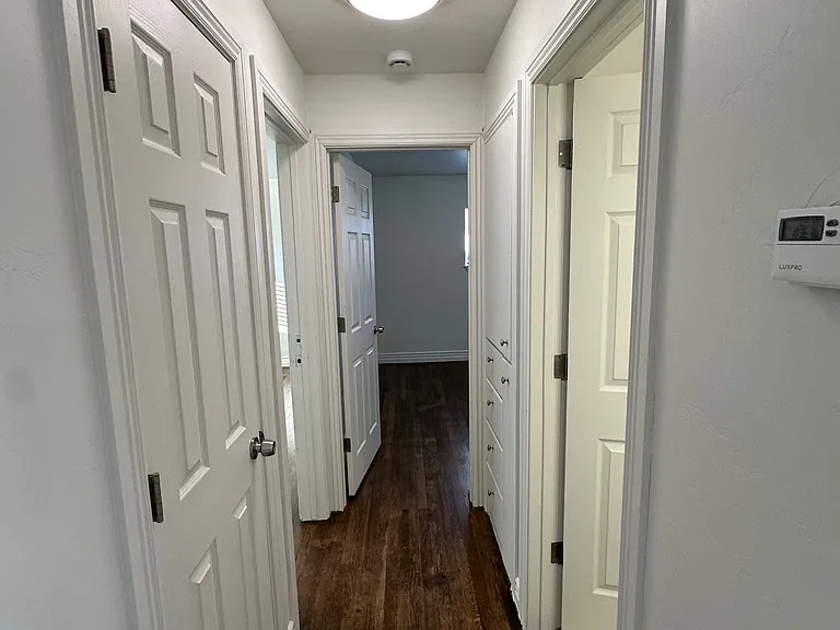 906 E Elm St — Photo 15