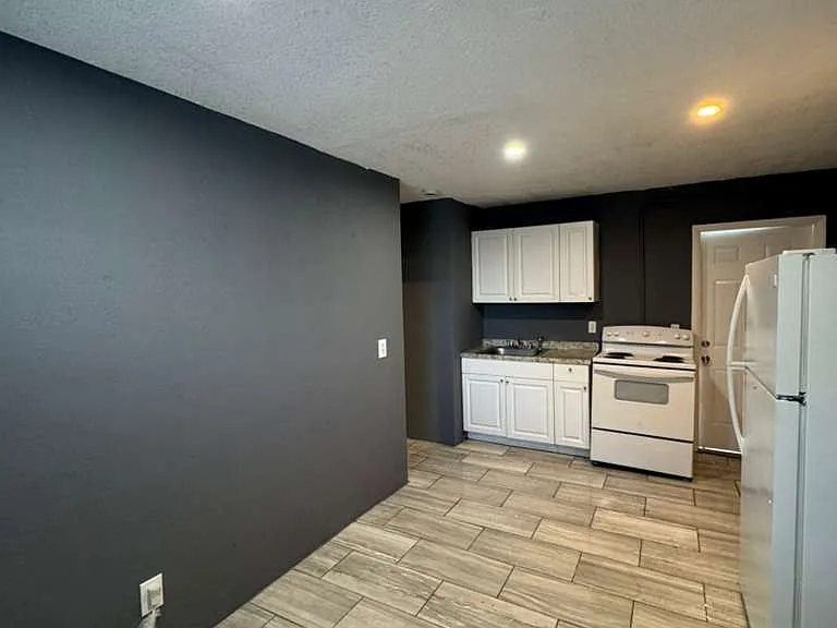 529 Lucy St — Photo 3