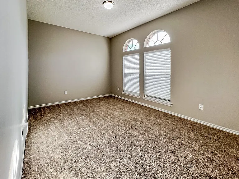 6902 Graham Dr — Photo 6
