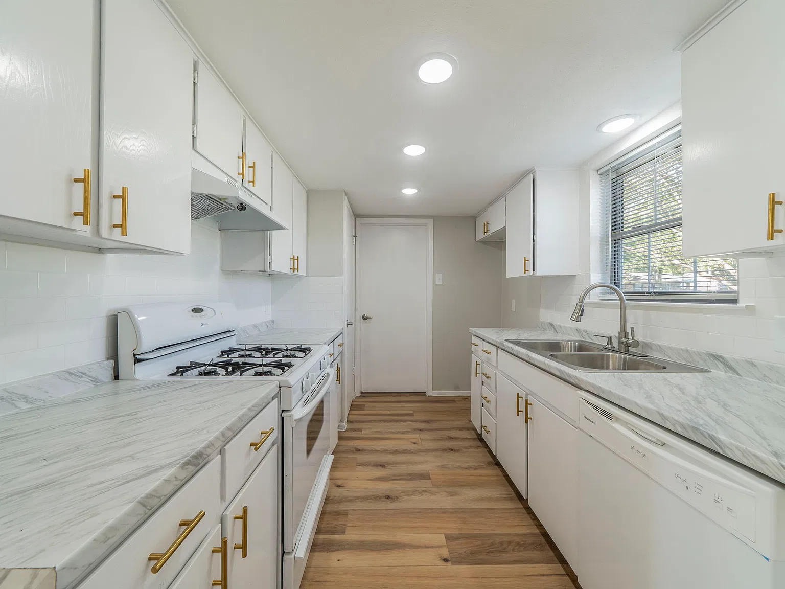 3 bed, 1272 sqft, $1,995 — Photo 2