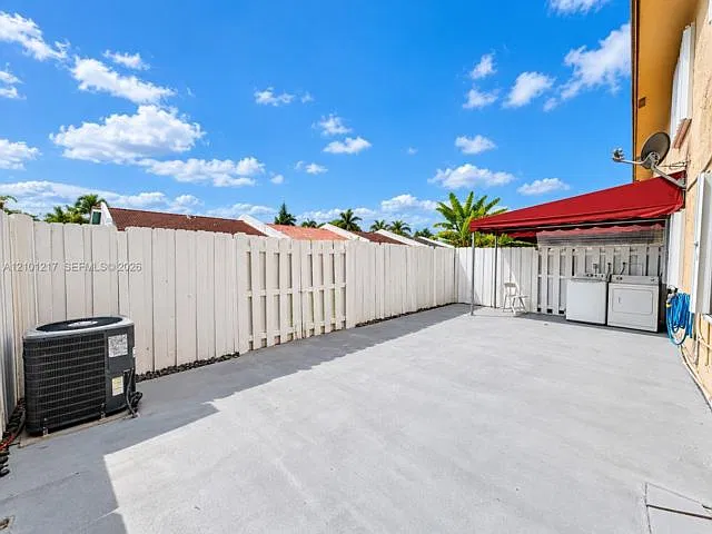 3 bed, 2.0 bath, 880 sqft, $2,700 — Photo 3
