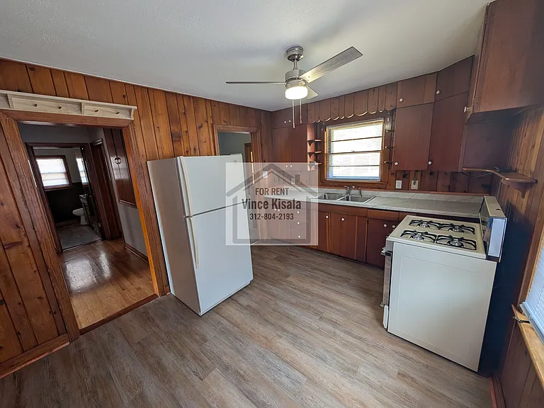 1410 Oak St — Photo 5