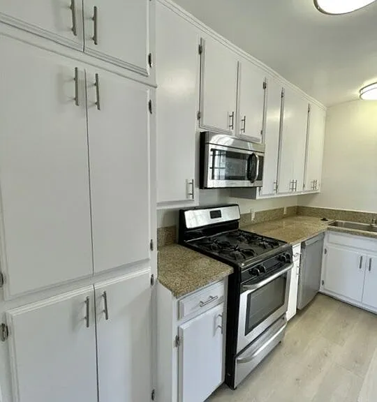 1600 N Martel Ave #B — Photo 9