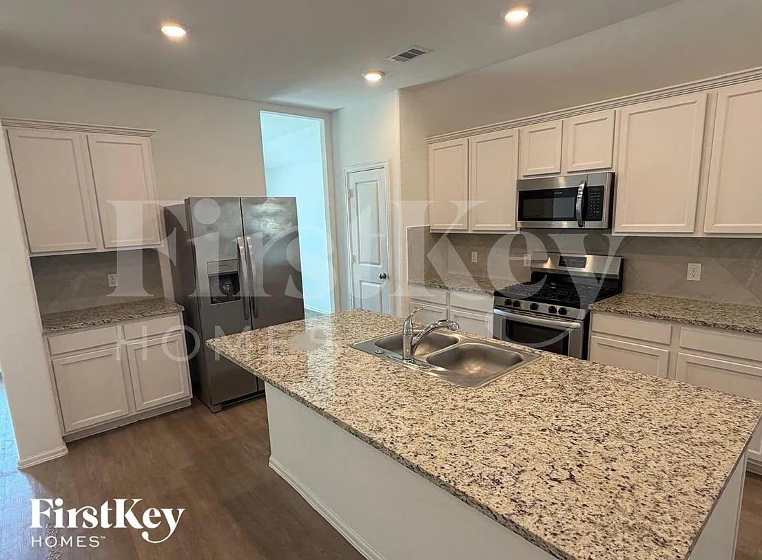 3 bed, 2.0 bath, 1801 sqft, $2,725 — Photo 3