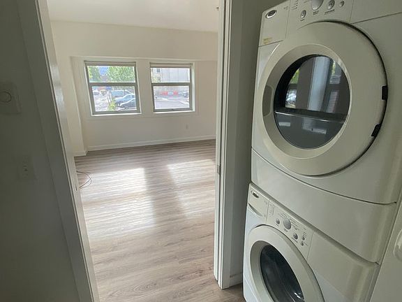 5th image of 877 E Park St APT 206