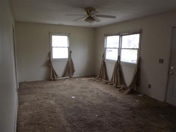 4th image of 210 E Circle Dr