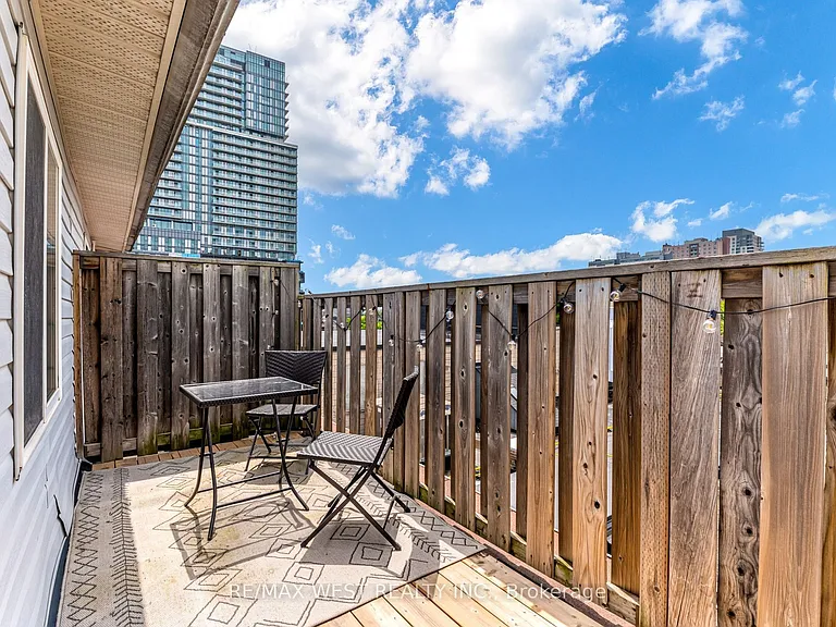12 Grogan Mews — Photo 14