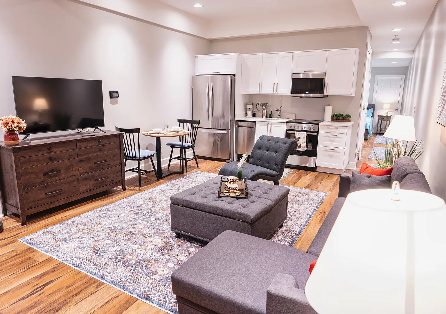 Beautiful one bedroom English basement with high ceiling on Capitol — Photo 4