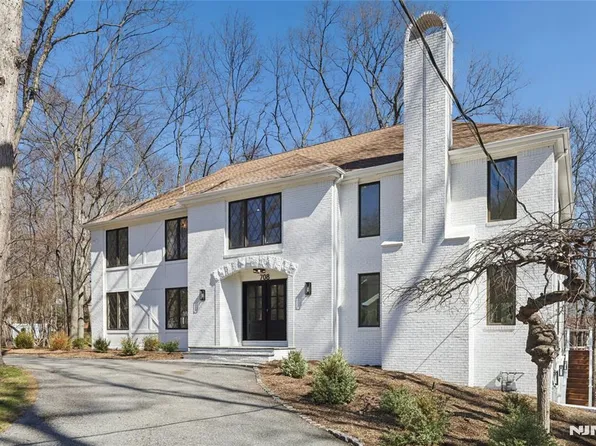 708 Windswept Ln, Franklin Lakes, NJ 07417