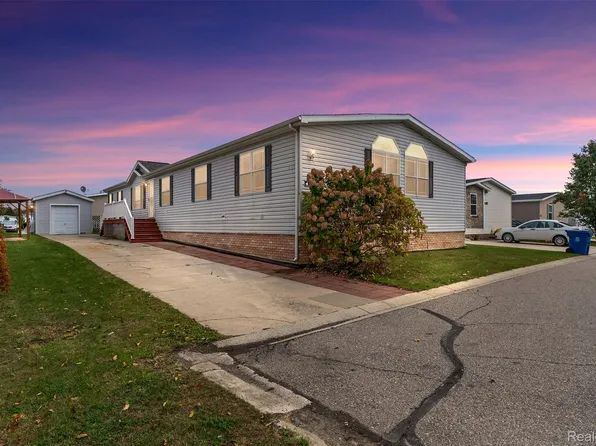 6252 Juliet Blvd, Fenton, MI 48430