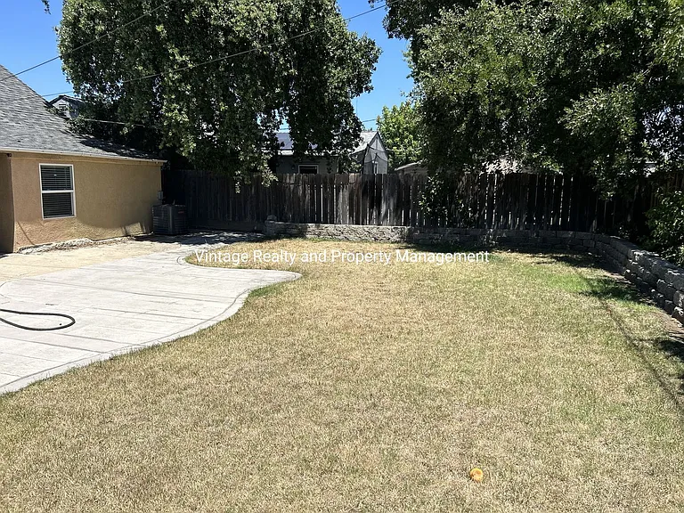476 E Downs St — Photo 25