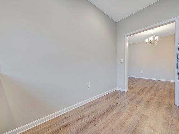 5th image of 903 Holland Loop NW