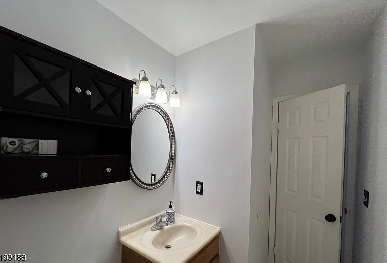 20 Augusta Dr #8 — Photo 9