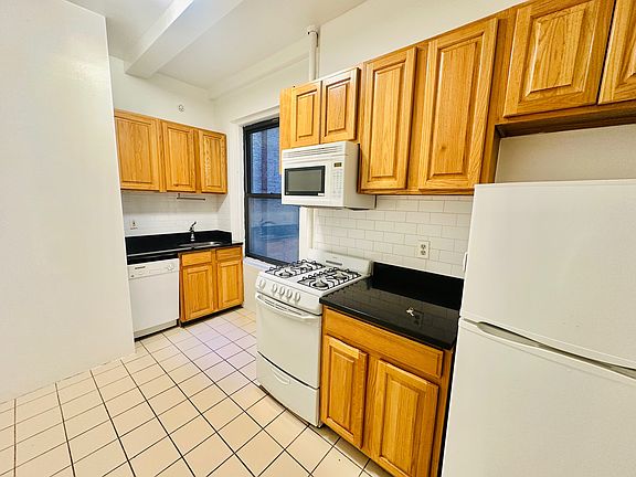 3rd image of 115 W 71st St APT 4A