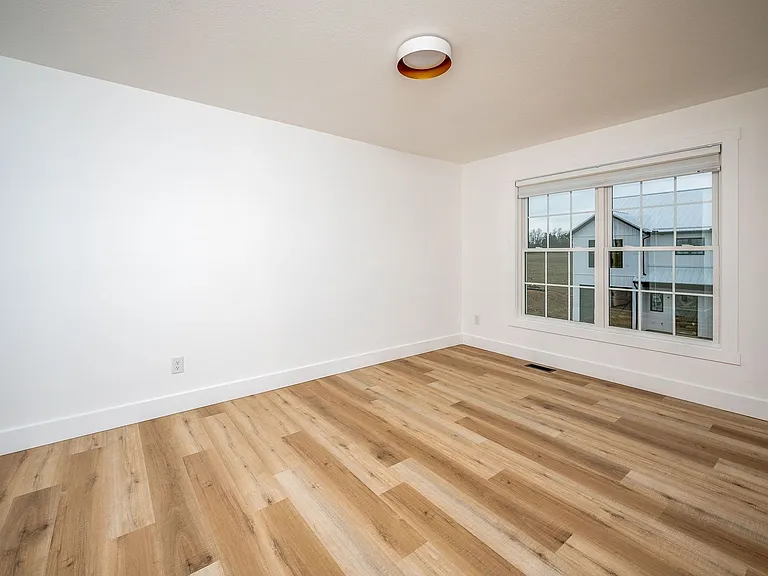2046 Noble Dr — Photo 15