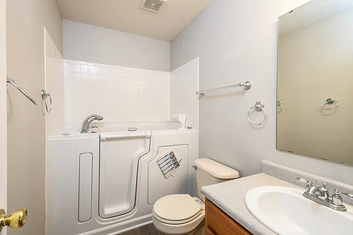 7587 Charlotte Dr — Photo 11