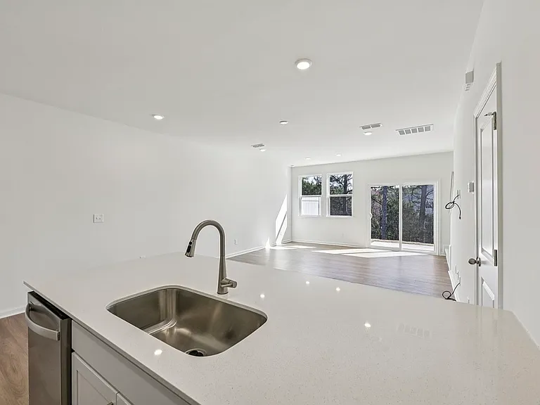 212 Parker Ln — Photo 7