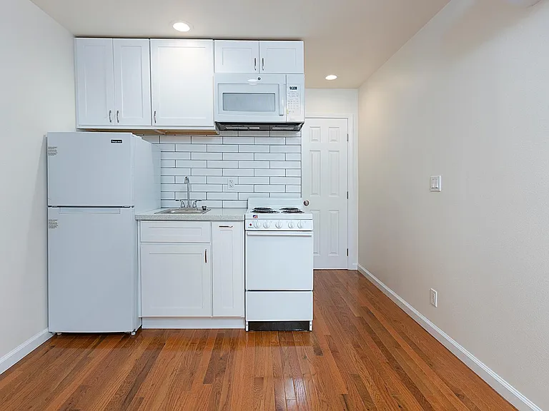 217 W 10th St #B — Photo 4