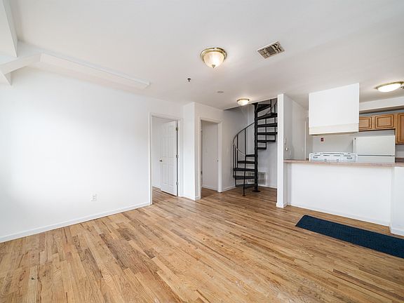 2nd image of 637 Garden St APT 5