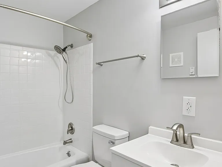 Roberts Park Apartments — Photo 24