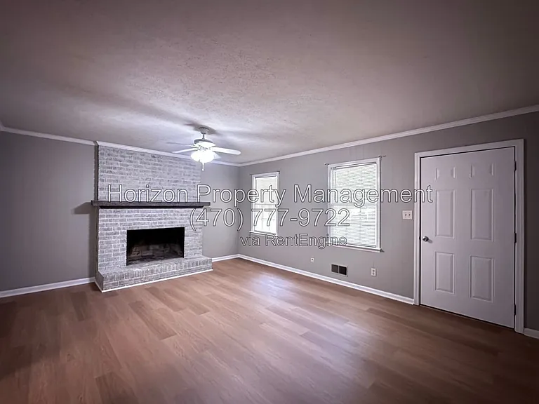 4014 White Oak Ct NW — Photo 3
