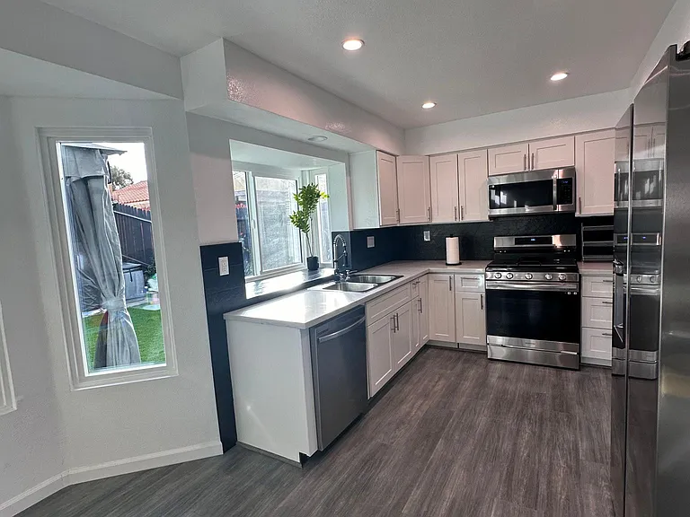 2242 Gregory Ave — Photo 21