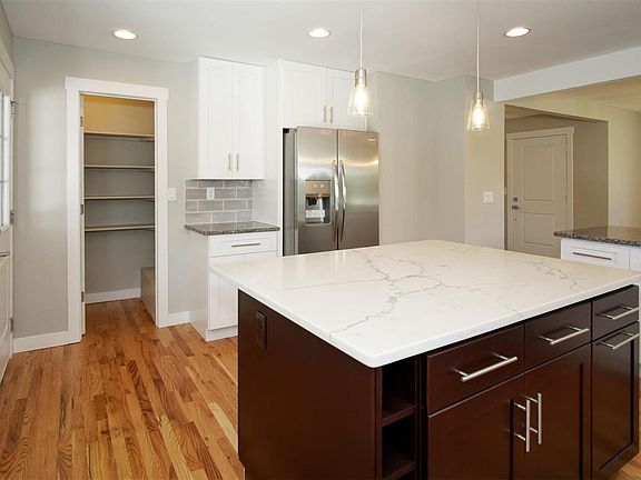 3rd image of 2000 Applewood Dr