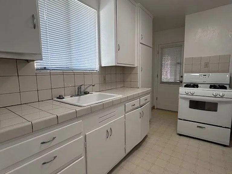 905 Santa Clara Ave #K — Photo 6