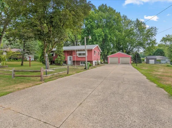 5369 Tucson Dr, Waterloo, IA 50702