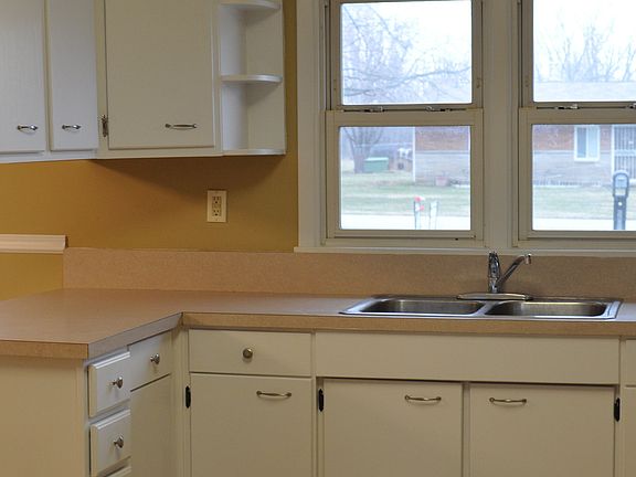 Kitchen-new paint and floor