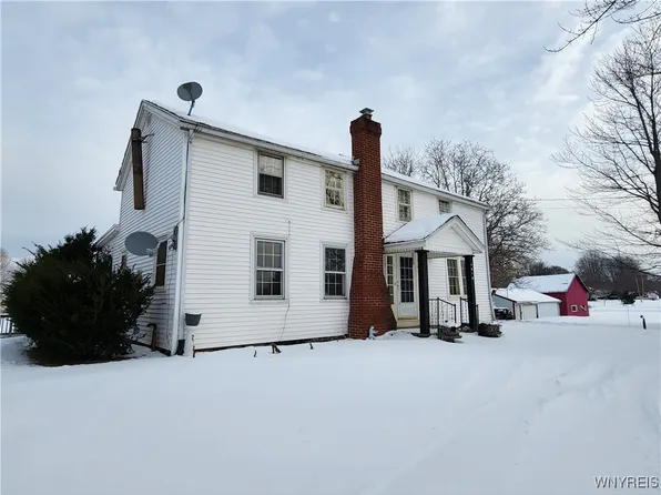 4579 E Lake Rd, Wilson, NY 14172