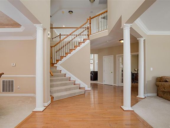 2nd image of 36 Graystone Ln